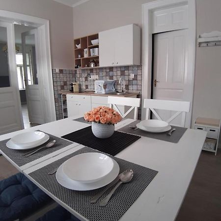 Jade Vendeghaz Apartment Papa Ngoại thất bức ảnh