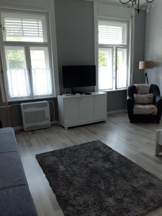 Jade Vendeghaz Apartment Papa Ngoại thất bức ảnh