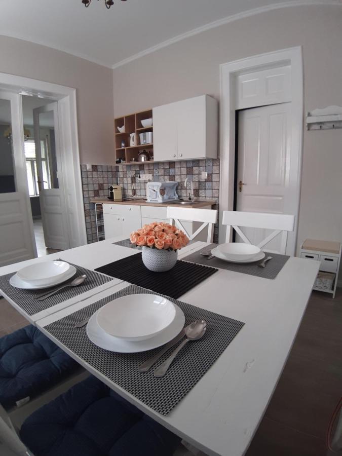 Jade Vendeghaz Apartment Papa Ngoại thất bức ảnh