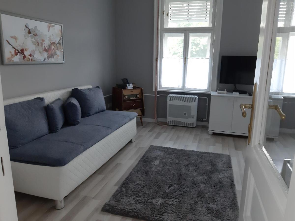 Jade Vendeghaz Apartment Papa Ngoại thất bức ảnh